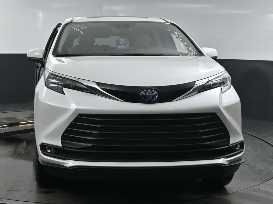 New 2025 Toyota Sienna Hybrid XLE Plus - BraunAbility Side Entry Entry Fold Out Automatic Ramp