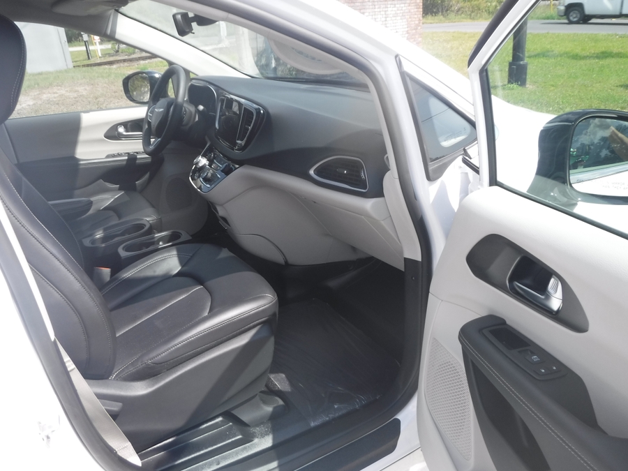 White Chrysler Pacifica image number 16