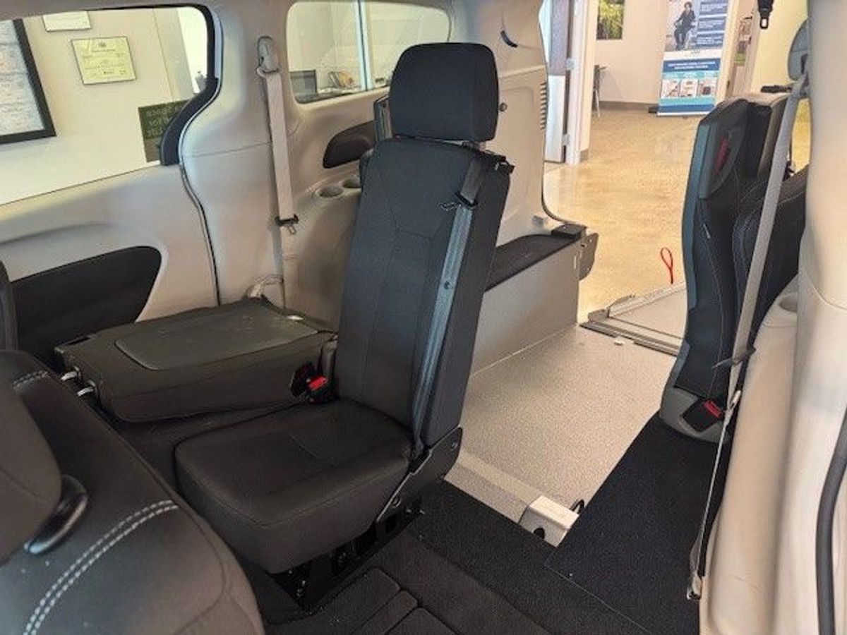 White Chrysler Voyager image number 13