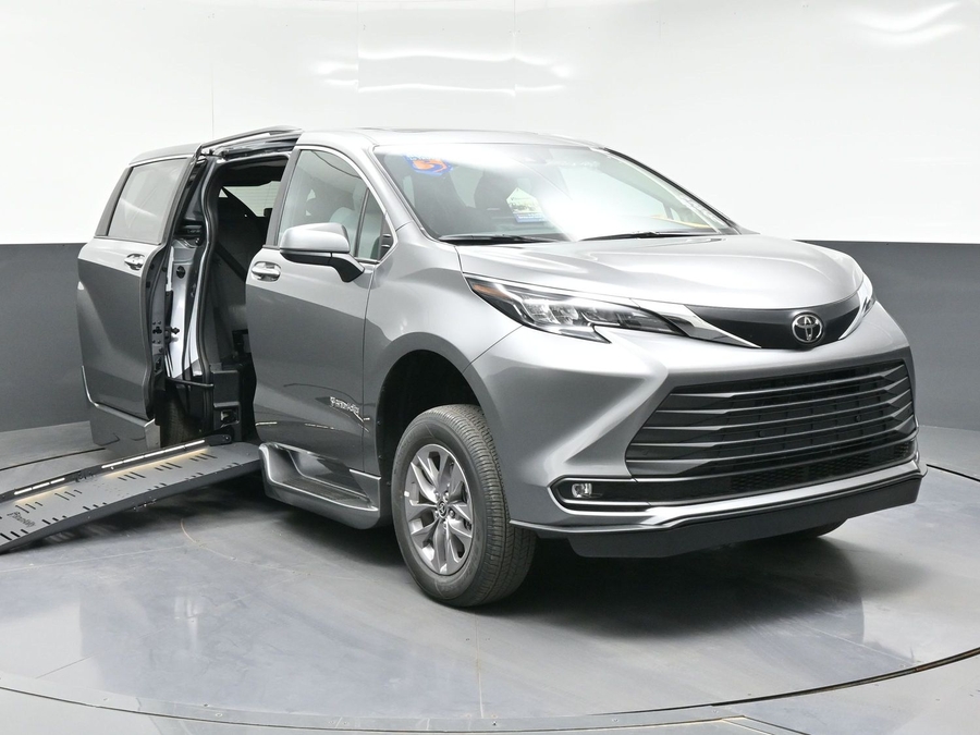 New 2026 Toyota Sienna Hybrid XLE Add - BraunAbility Side Entry Entry Fold Out Automatic Ramp