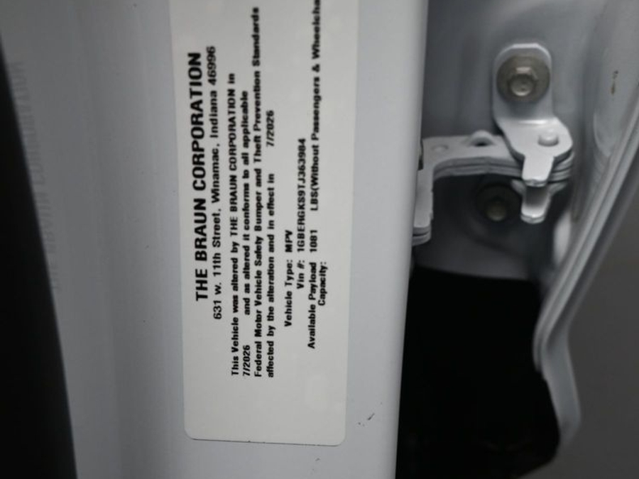 New 2026 Chevrolet Traverse 1LT Midnight - BraunAbility Side Entry In Floor Automatic Ramp