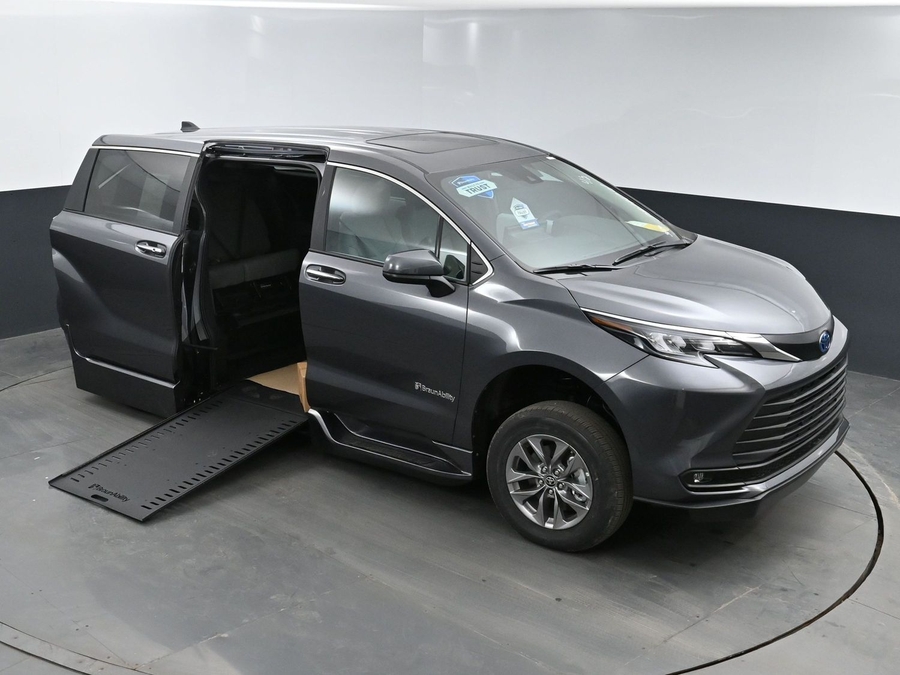 New 2025 Toyota Sienna Hybrid XLE Base - BraunAbility Side Entry Entry In Floor Automatic Ramp