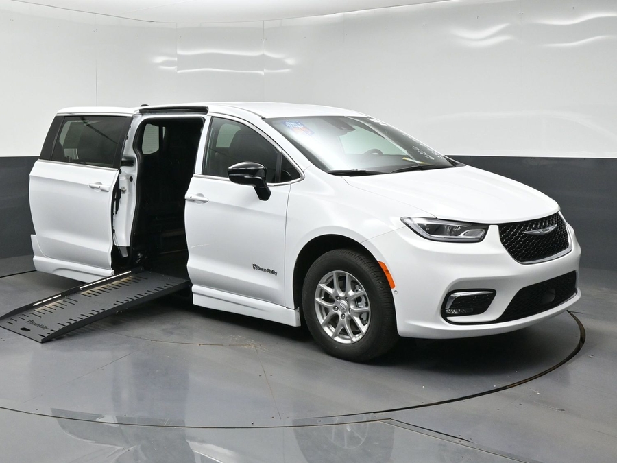 White Chrysler Pacifica image number 14