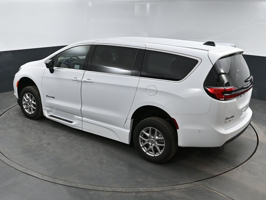 New 2025 Chrysler Pacifica Select Safety - BraunAbility Side Entry Entry In Floor Automatic Ramp