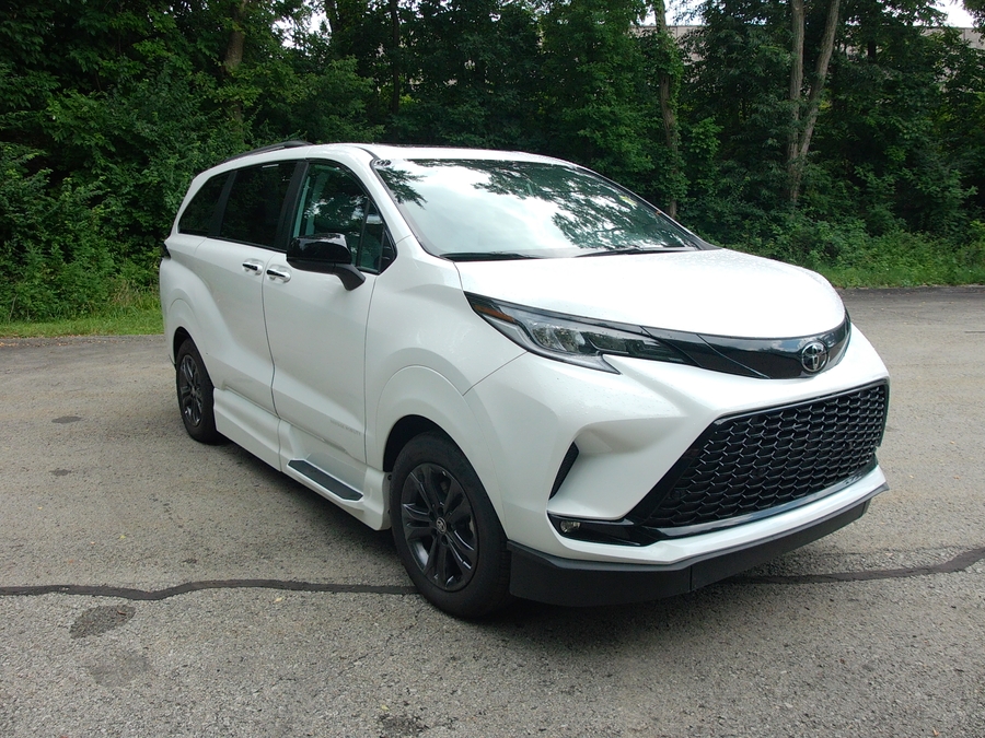 White Toyota Sienna image number 2