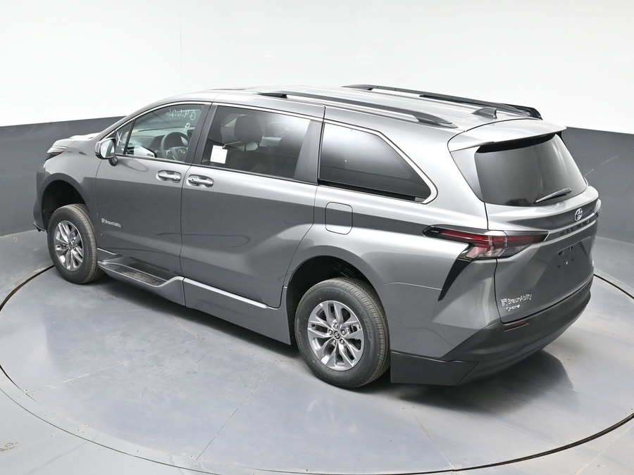 Grey Toyota Sienna image number 22