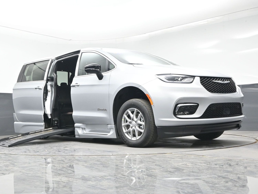 Silver Chrysler Pacifica image number 10