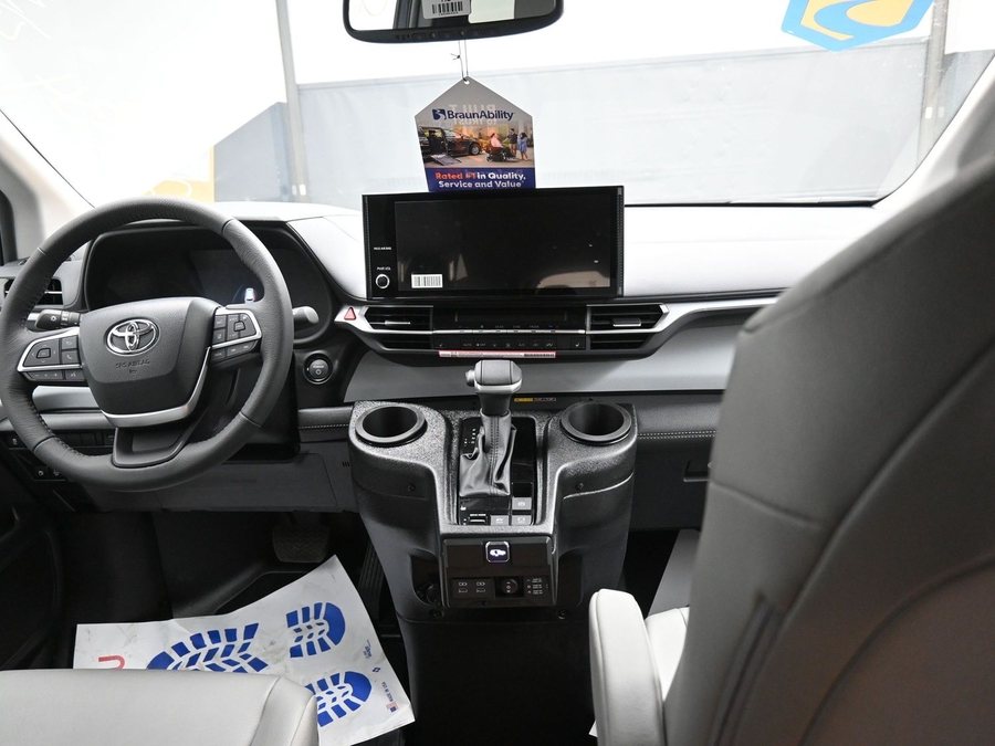 New 2026 Toyota Sienna Hybrid XLE Base - BraunAbility Side Entry Entry Fold Out Automatic Ramp