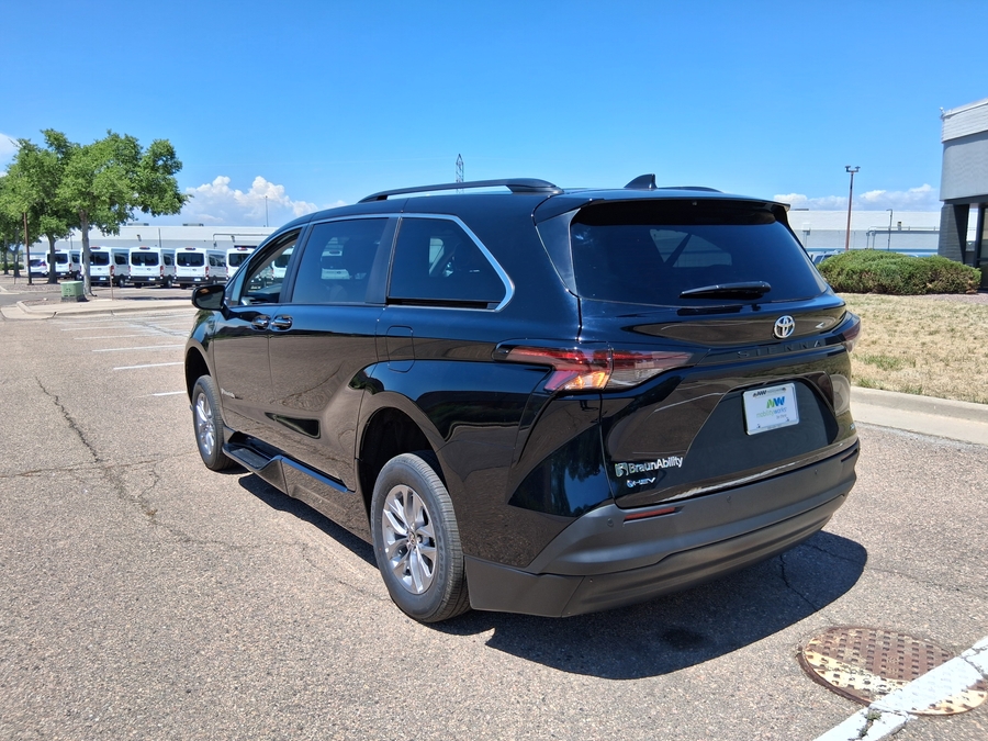 Black Toyota Sienna image number 15