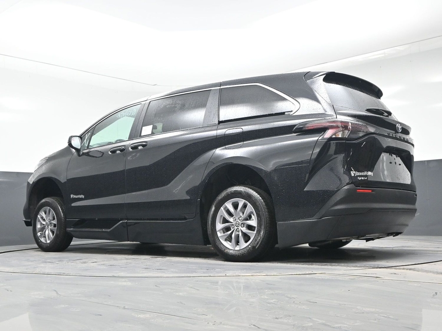 New 2025 Toyota Sienna Hybrid LE - BraunAbility Side Entry Entry Fold Out Automatic Ramp