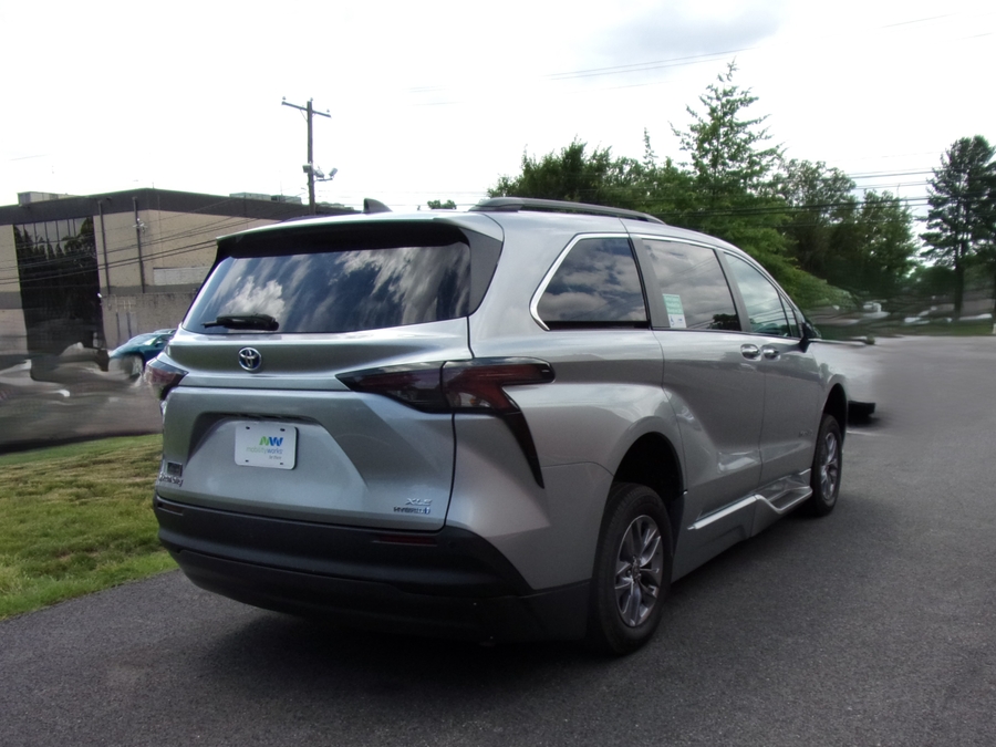 2023 Toyota Sienna XLE - Photo 7