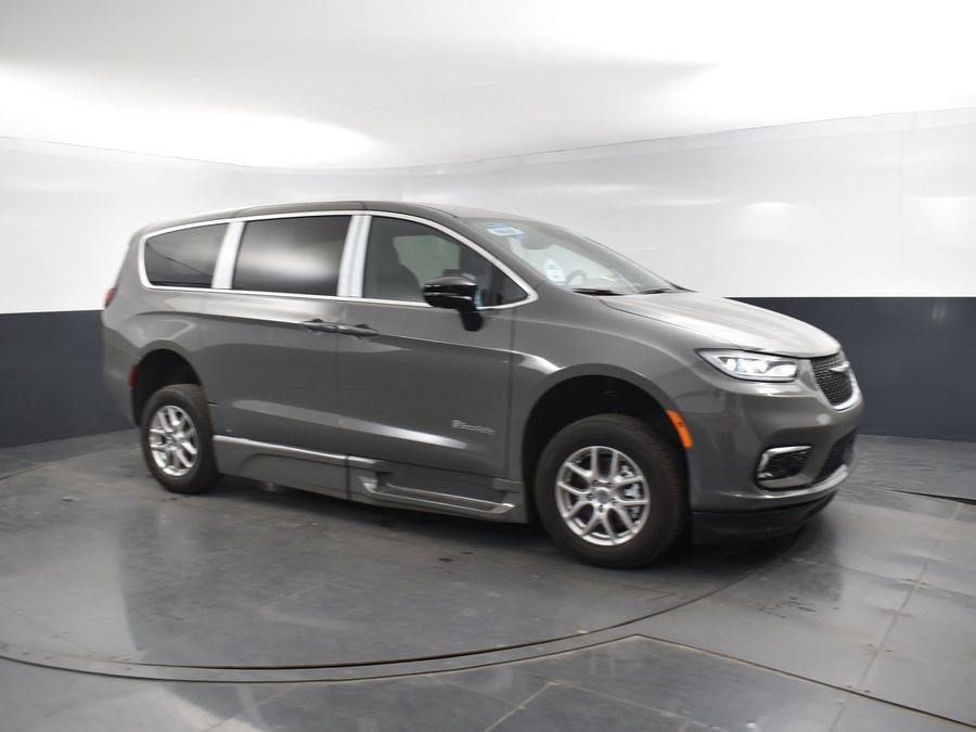 New 2025 Chrysler Pacifica Select Safety - BraunAbility Side Entry Entry Fold Out Automatic Ramp