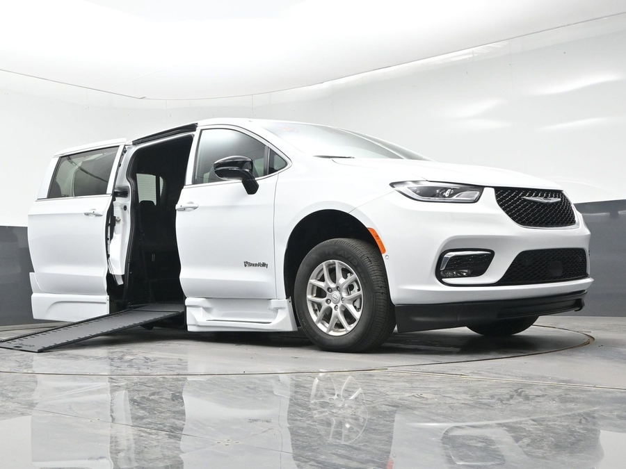 White Chrysler Pacifica image number 14