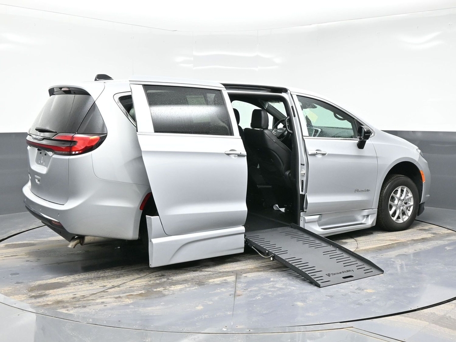 Silver Chrysler Pacifica image number 4