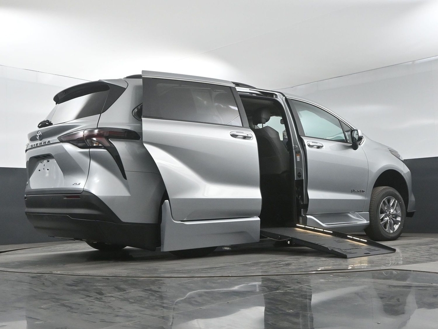New 2025 Toyota Sienna Hybrid XLE Plus - BraunAbility Side Entry Entry Fold Out Automatic Ramp