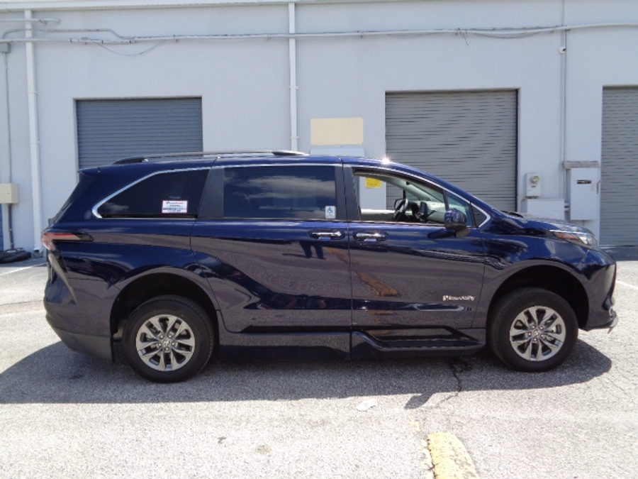 Used 2024 Toyota Sienna Hybrid XLE - BraunAbility Side Entry Fold Out Automatic Ramp