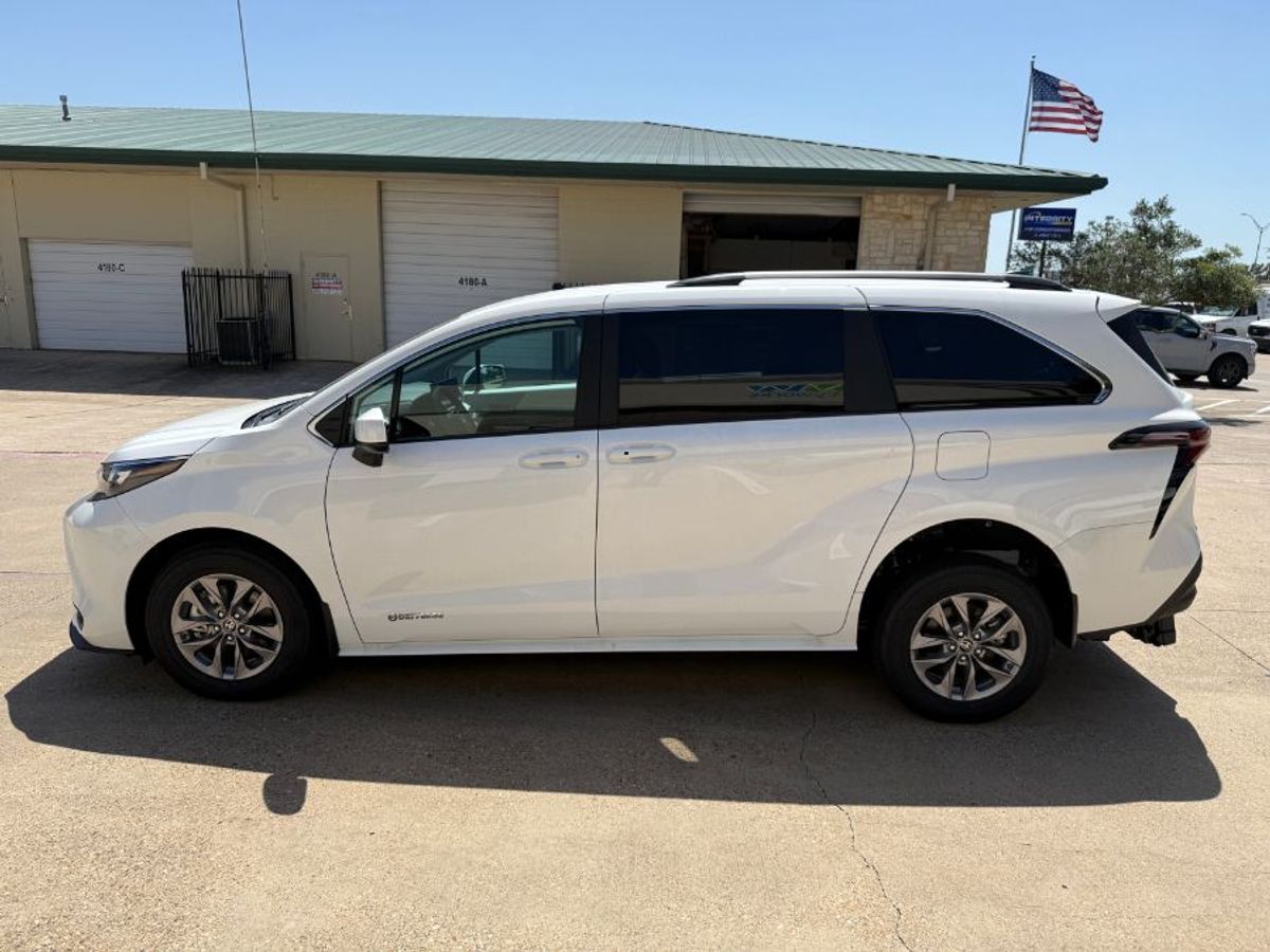 White Toyota Sienna image number 3
