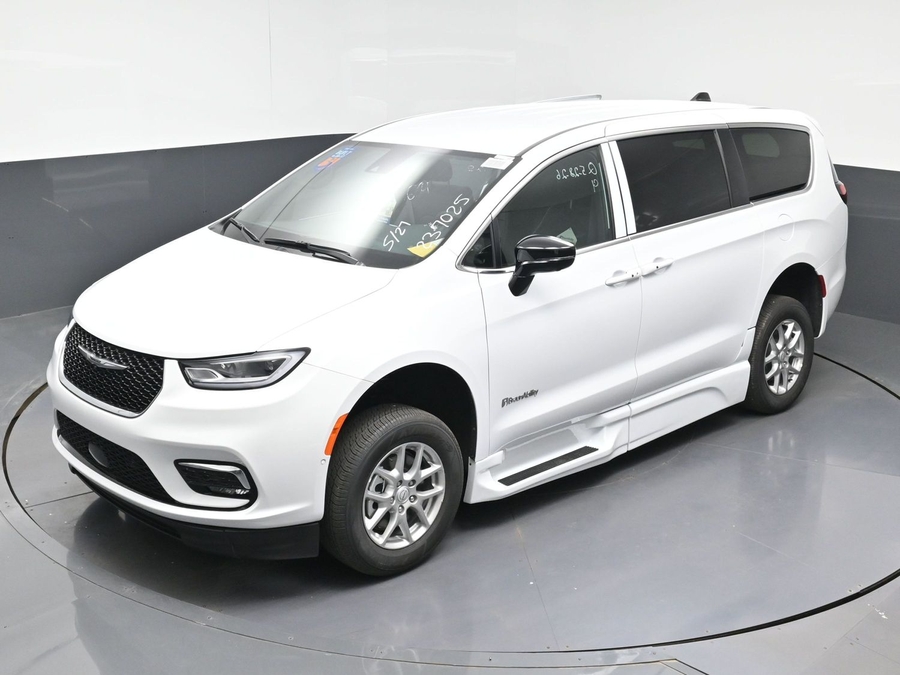 White Chrysler Pacifica image number 20
