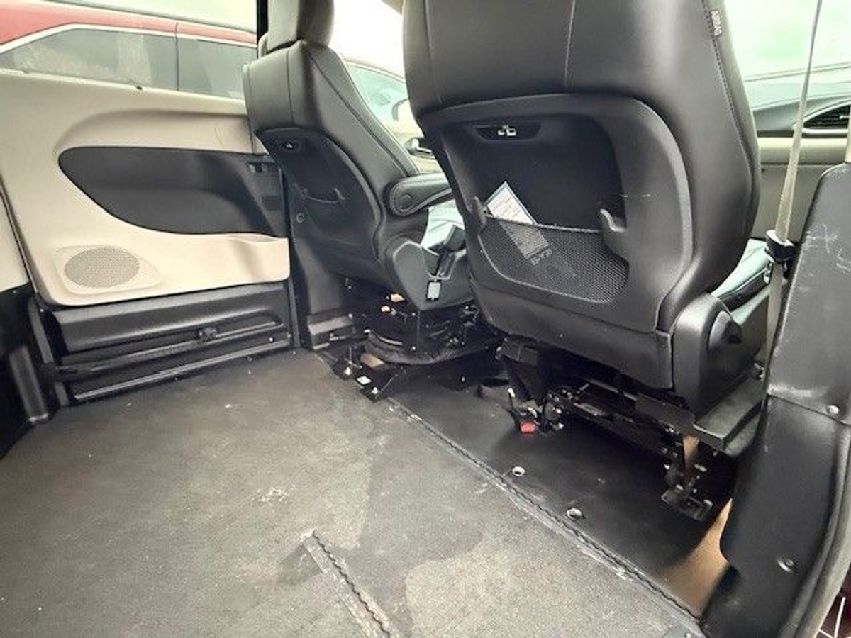 Red Chrysler Pacifica image number 3