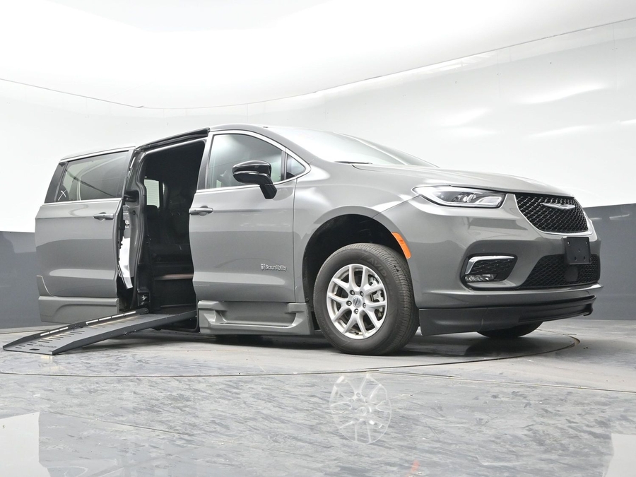 Used 2025 Chrysler Pacifica Select - BraunAbility Side Entry Entry Fold Out Automatic Ramp