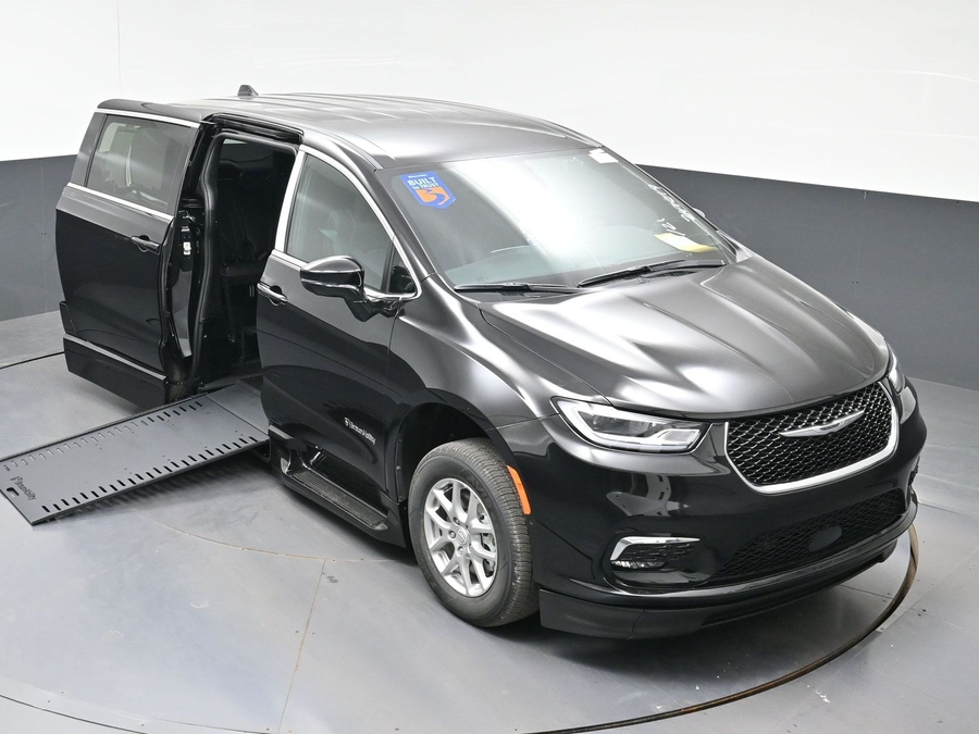 Black Chrysler Pacifica image number 18