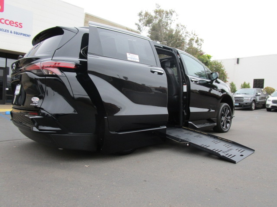New 2025 Toyota Sienna Hybrid XSE Sport - BraunAbility Side Entry Entry In Floor Automatic Ramp