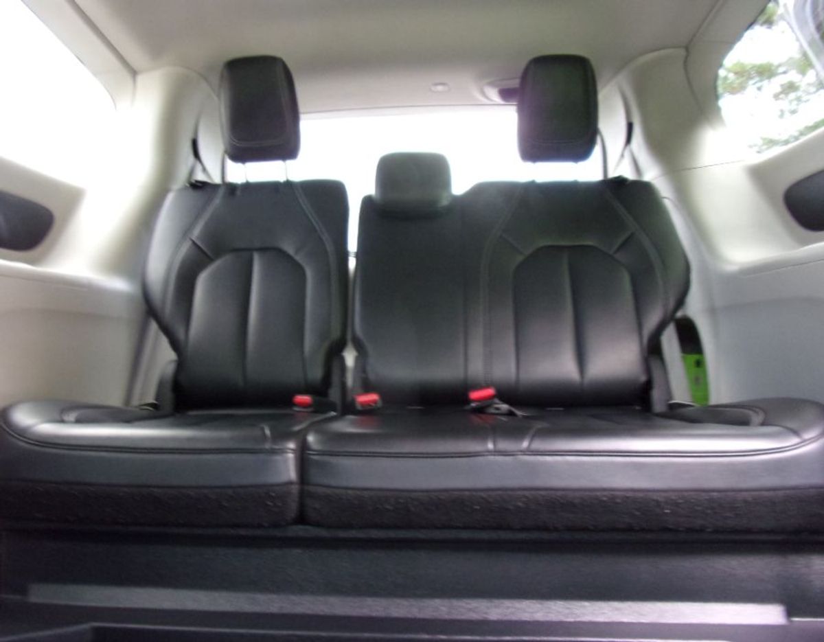 Black Chrysler Pacifica image number 11