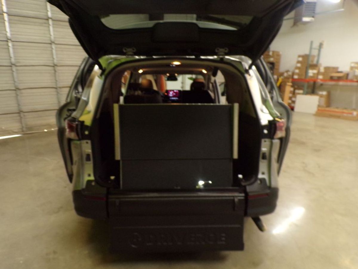 Silver Toyota Sienna image number 12