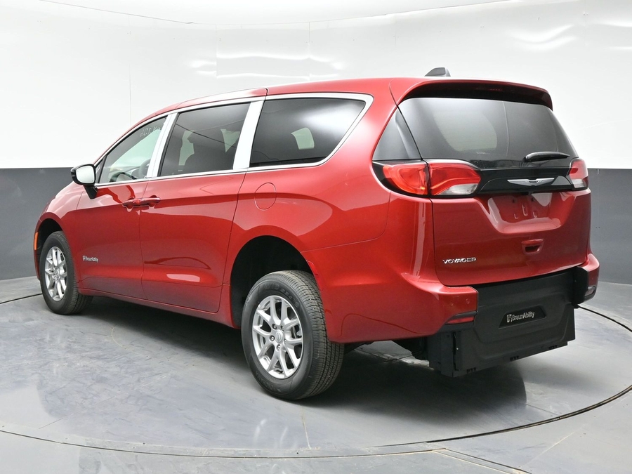 Red Chrysler Voyager image number 2