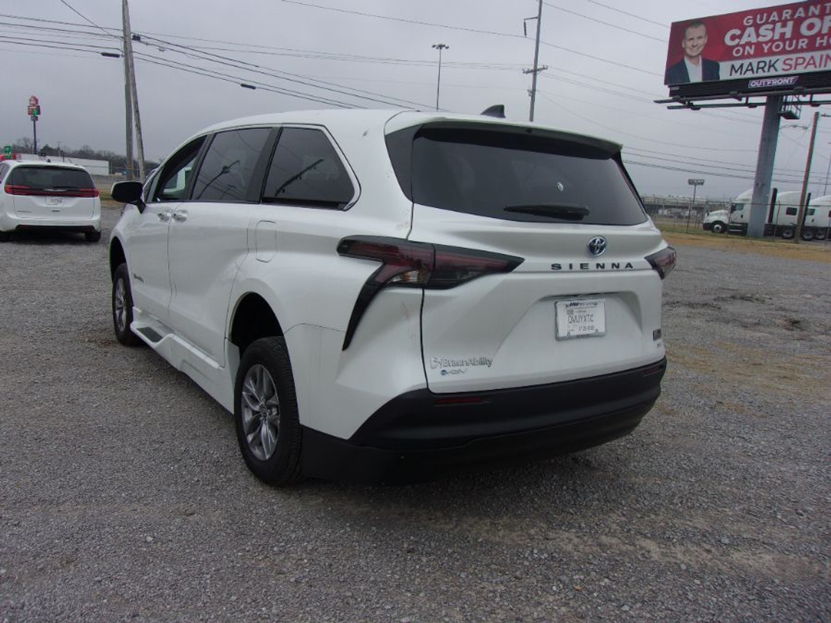 2025 TOYOTA SIENNA - Image 10