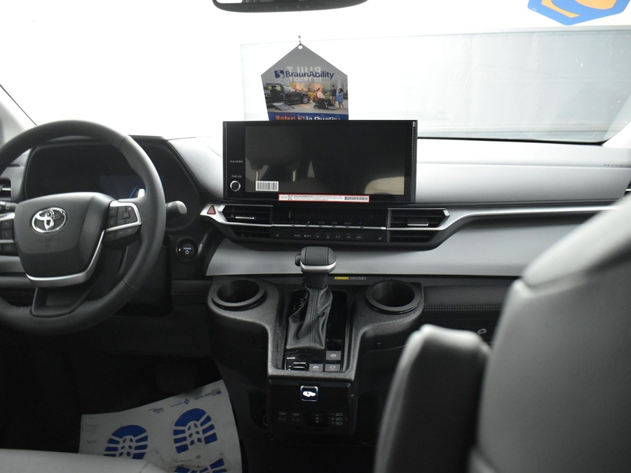New 2025 Toyota Sienna Hybrid XLE Base - BraunAbility Side Entry Entry Fold Out Automatic Ramp
