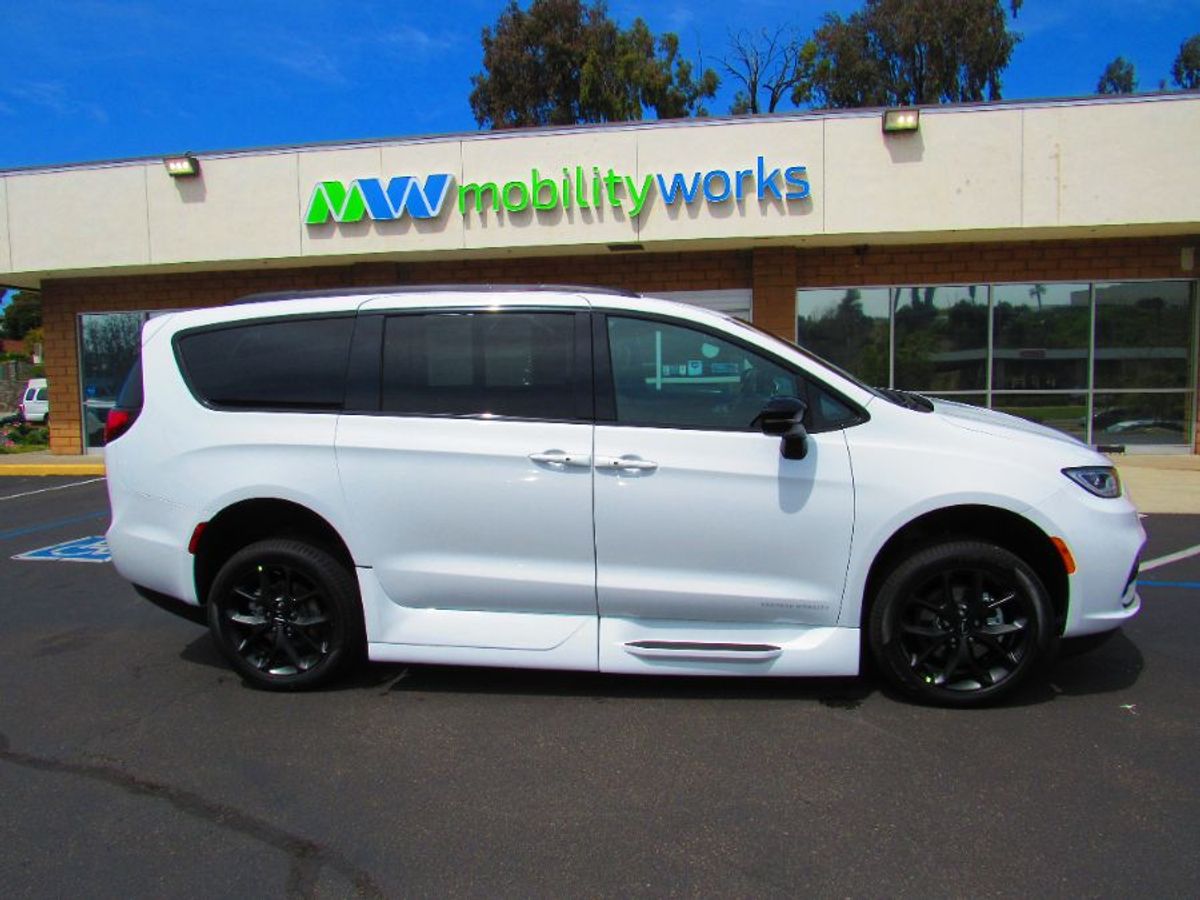 White Chrysler Pacifica image number 4