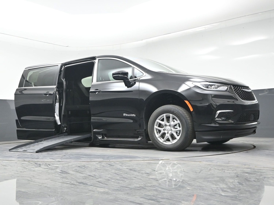 New 2026 Chrysler Pacifica Select Safety - BraunAbility Side Entry Fold Out Automatic Ramp