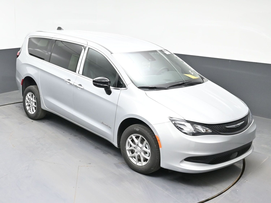 Silver Chrysler Voyager image number 21