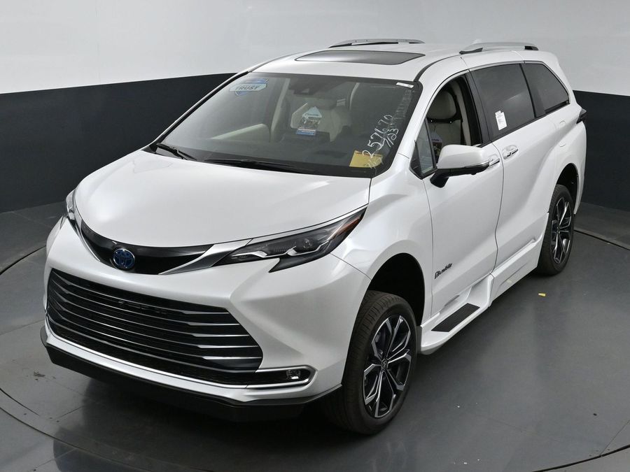 New 2025 Toyota Sienna Hybrid Platinum - BraunAbility Side Entry Entry Fold Out Automatic Ramp
