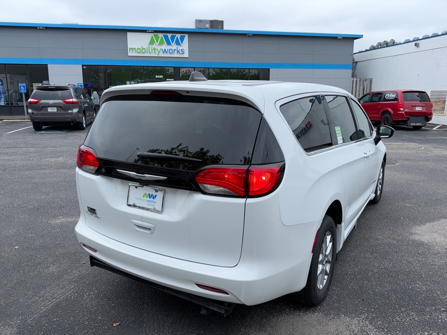 White Chrysler Voyager image number 12