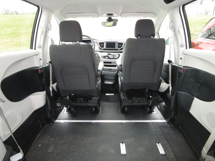 White Chrysler Voyager image number 4