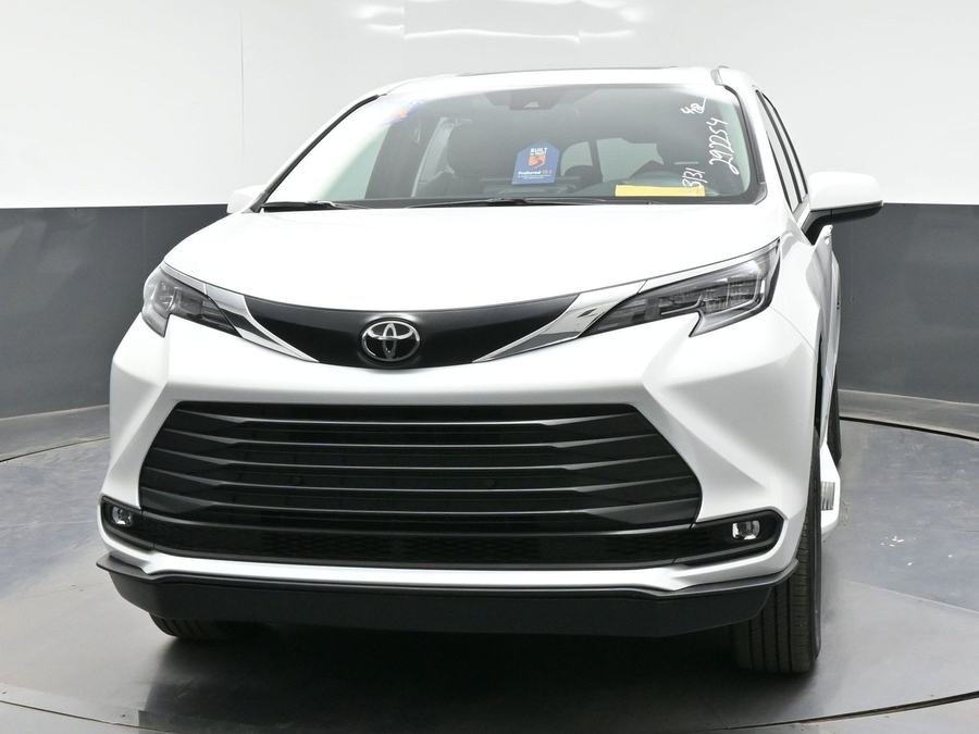 White Toyota Sienna image number 1