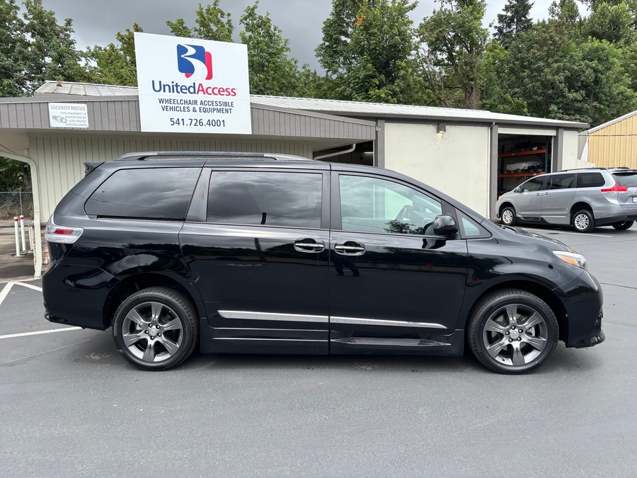 Used 2016 Toyota Sienna SE - BraunAbility Side Entry In Floor Automatic Ramp