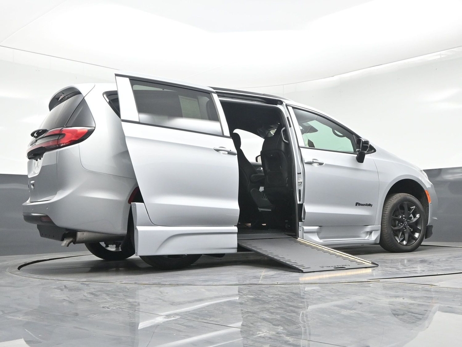 New 2026 Chrysler Pacifica Select Sport - BraunAbility Side Entry In Floor Automatic Ramp