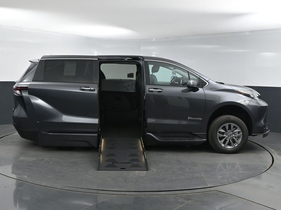 New 2025 Toyota Sienna Hybrid XLE Base - BraunAbility Side Entry Entry Fold Out Automatic Ramp