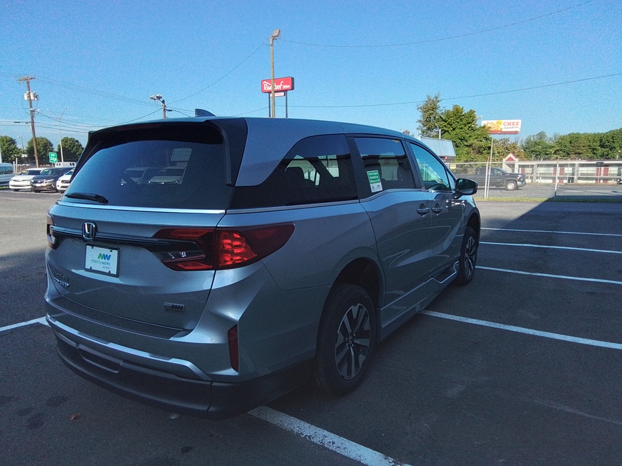 Silver Honda Odyssey image number 31