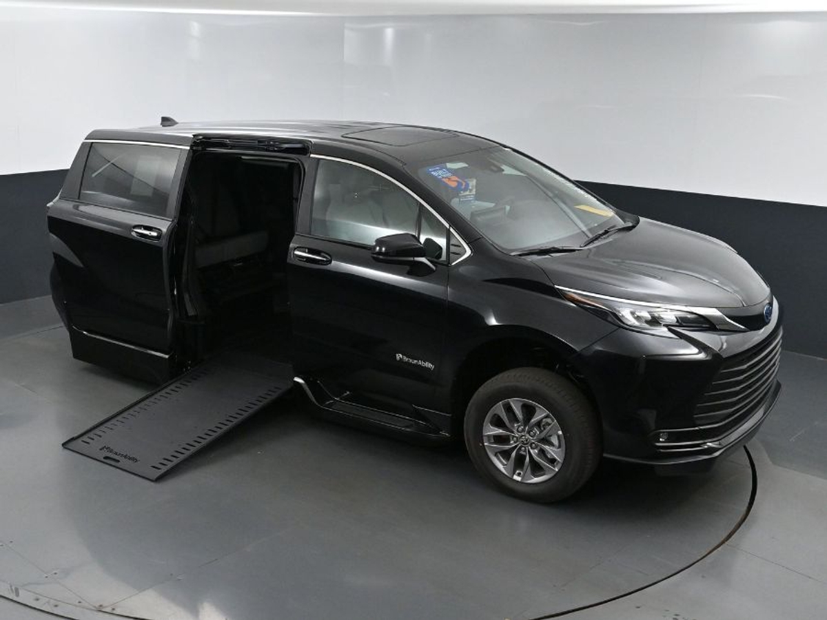 Black Toyota Sienna image number 21