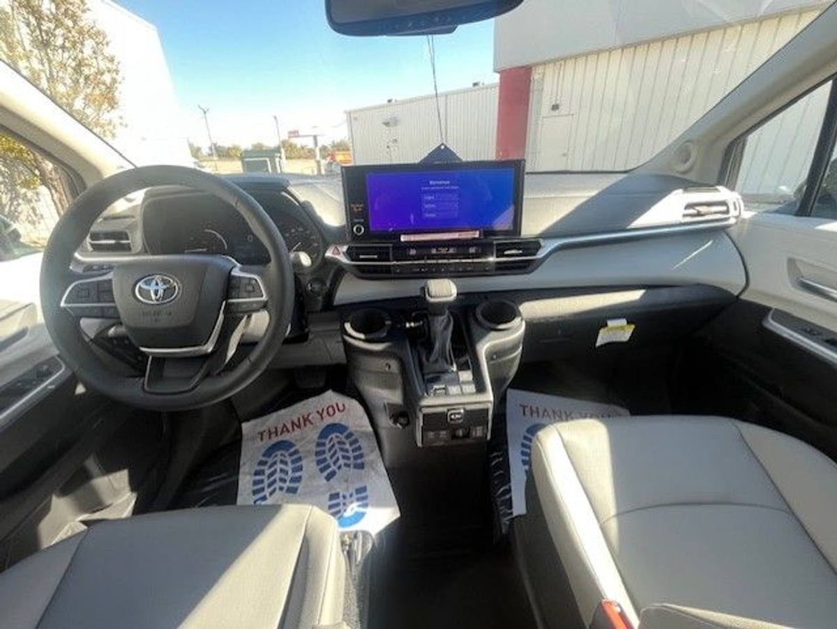 2025 TOYOTA SIENNA - Image 13