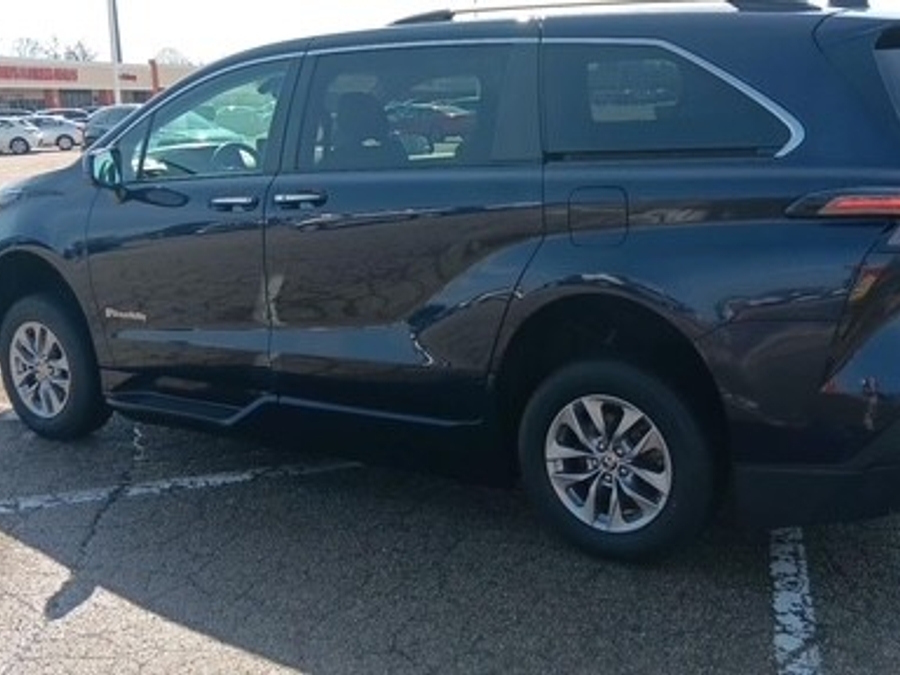 Blue Toyota Sienna image number 1