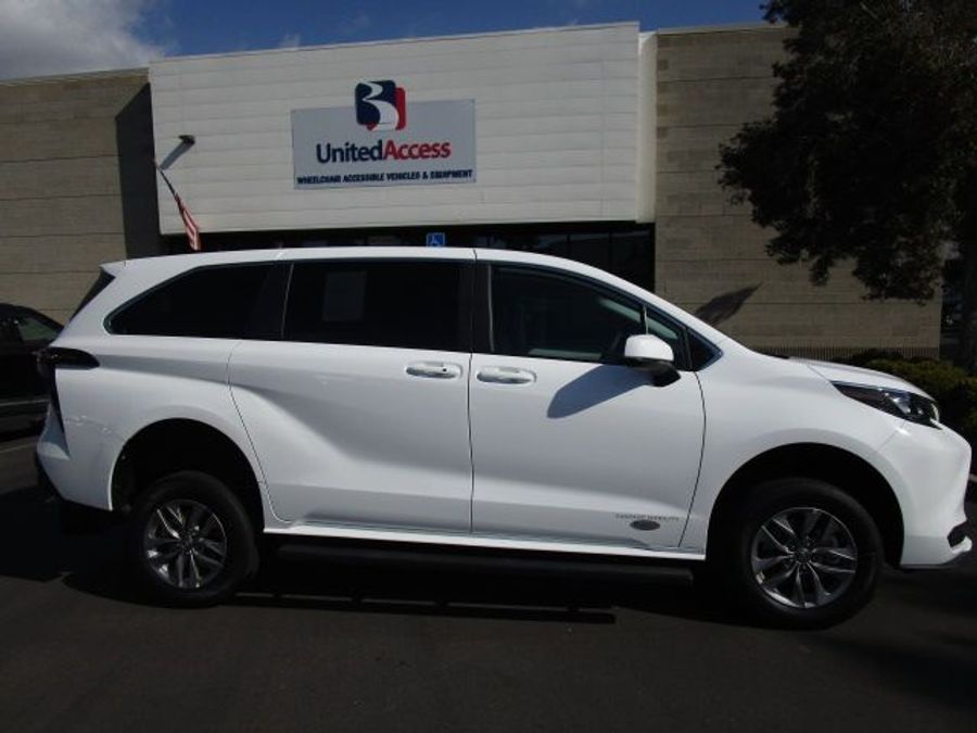 New 2025 Toyota Sienna Hybrid LE - Vantage Mobility Commercial Rear Entry Entry Fold Out Manual Ramp