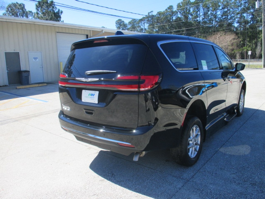 Black Chrysler Pacifica image number 2