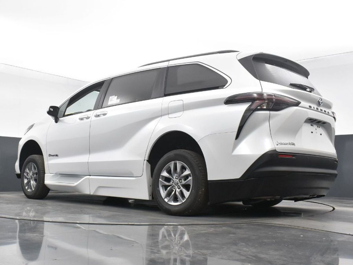 2023 Toyota Sienna XLE - Photo 12