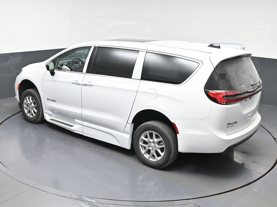 New 2026 Chrysler Pacifica Select Plus - BraunAbility Side Entry Entry In Floor Automatic Ramp