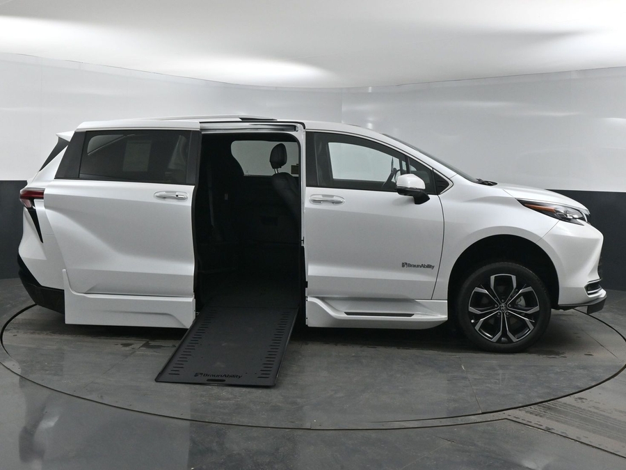 New 2025 Toyota Sienna Hybrid Platinum - BraunAbility Side Entry Entry In Floor Automatic Ramp